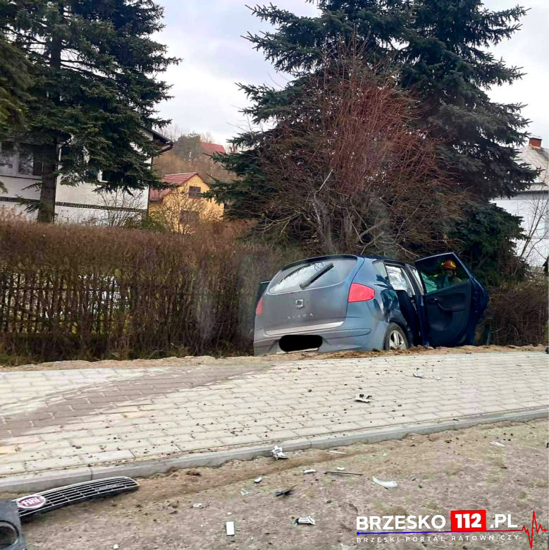 Uszew. Zderzenie dwóch samochodów na drodze krajowej nr 75