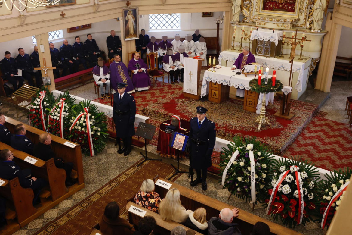 Pogrzeb w Łozinie. Zamordowany policjant Daniel Łuczyński spoczął z honorami 