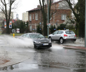 Mieszkańcy toną, gdy tylko spadnie deszcz. Fuszerka w Marysinie Wawerskim