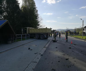 Potworny wypadek w Kasince Małej. Trzy osoby poszkodowane, jedna jest w stanie ciężkim