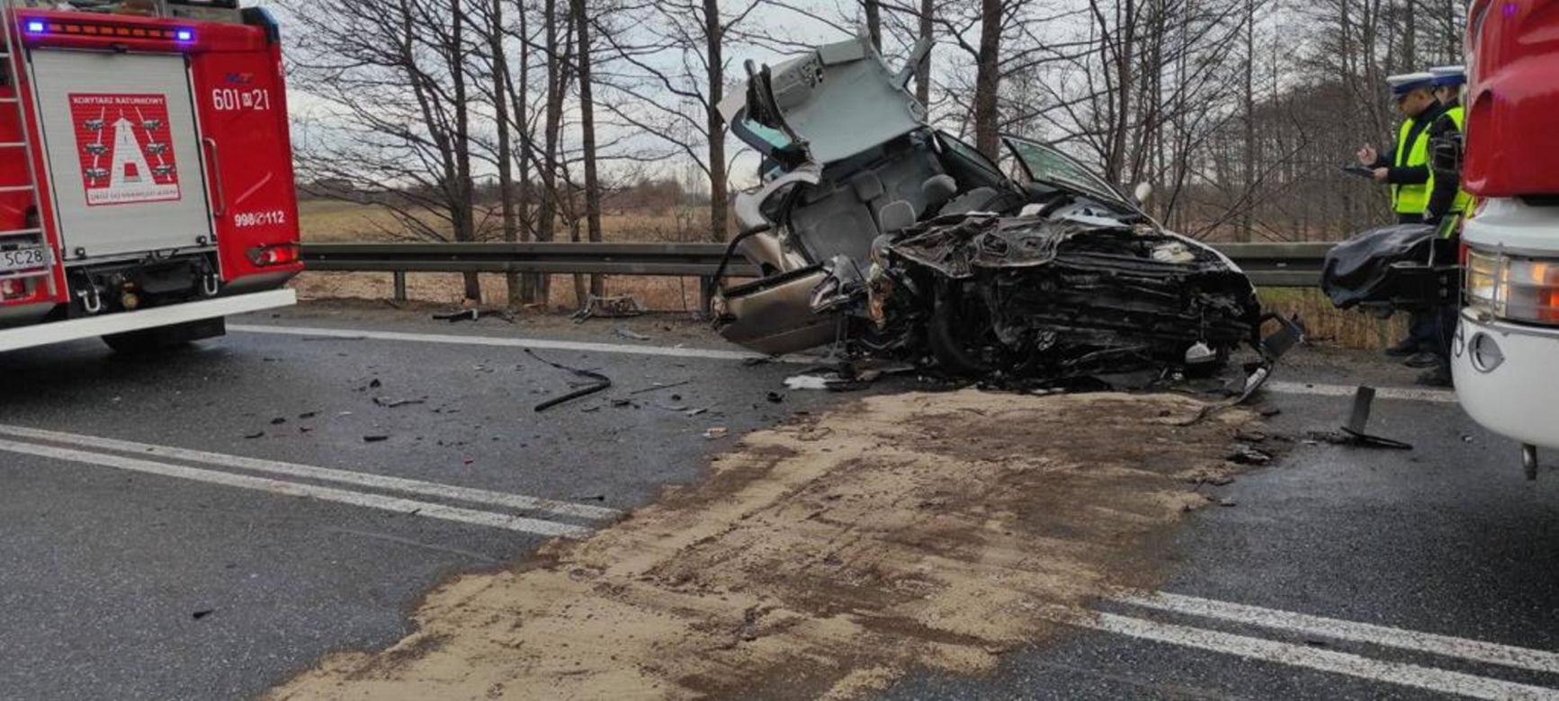 Koszmar na drodze. Roztrzaskali się czołowo o piaskarkę. W osobówce było 5 osób