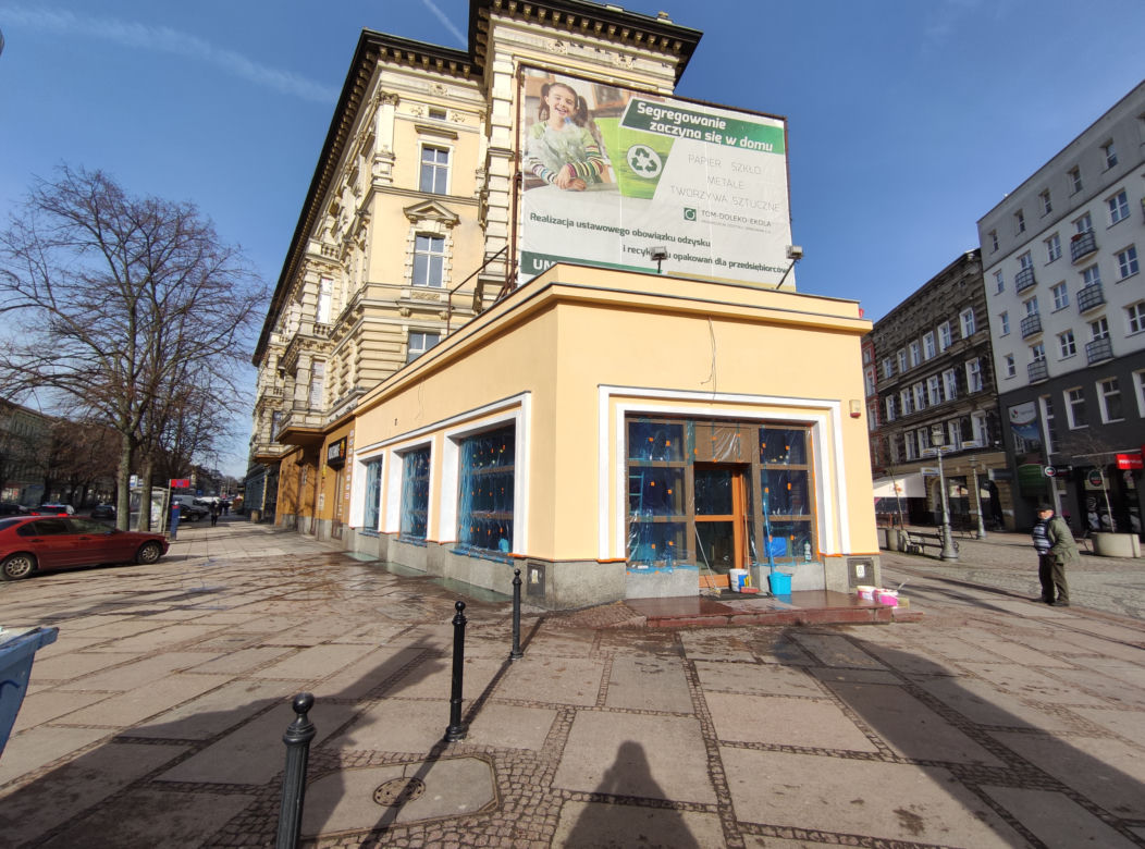 W sobotę rano przechodnie mogli już zobaczyć poprawioną elewację