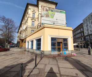 W sobotę rano przechodnie mogli już zobaczyć poprawioną elewację