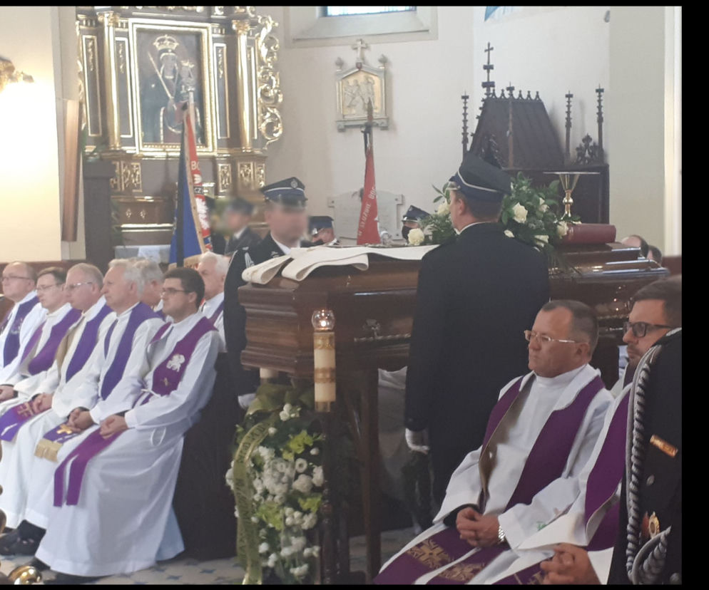 Pogrzeb tragicznie zmarłego księdza Jaromira Buczaka. Tłumy ludzi chcą go pożegnać [RELACJA Z UROCZYSTOŚCI]