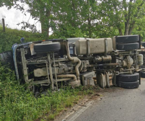 Wypadek na trasie Łomy - Jonkowo. Ciężarówka uderzyła w drzewo. Droga zablokowana [ZDJĘCIA]