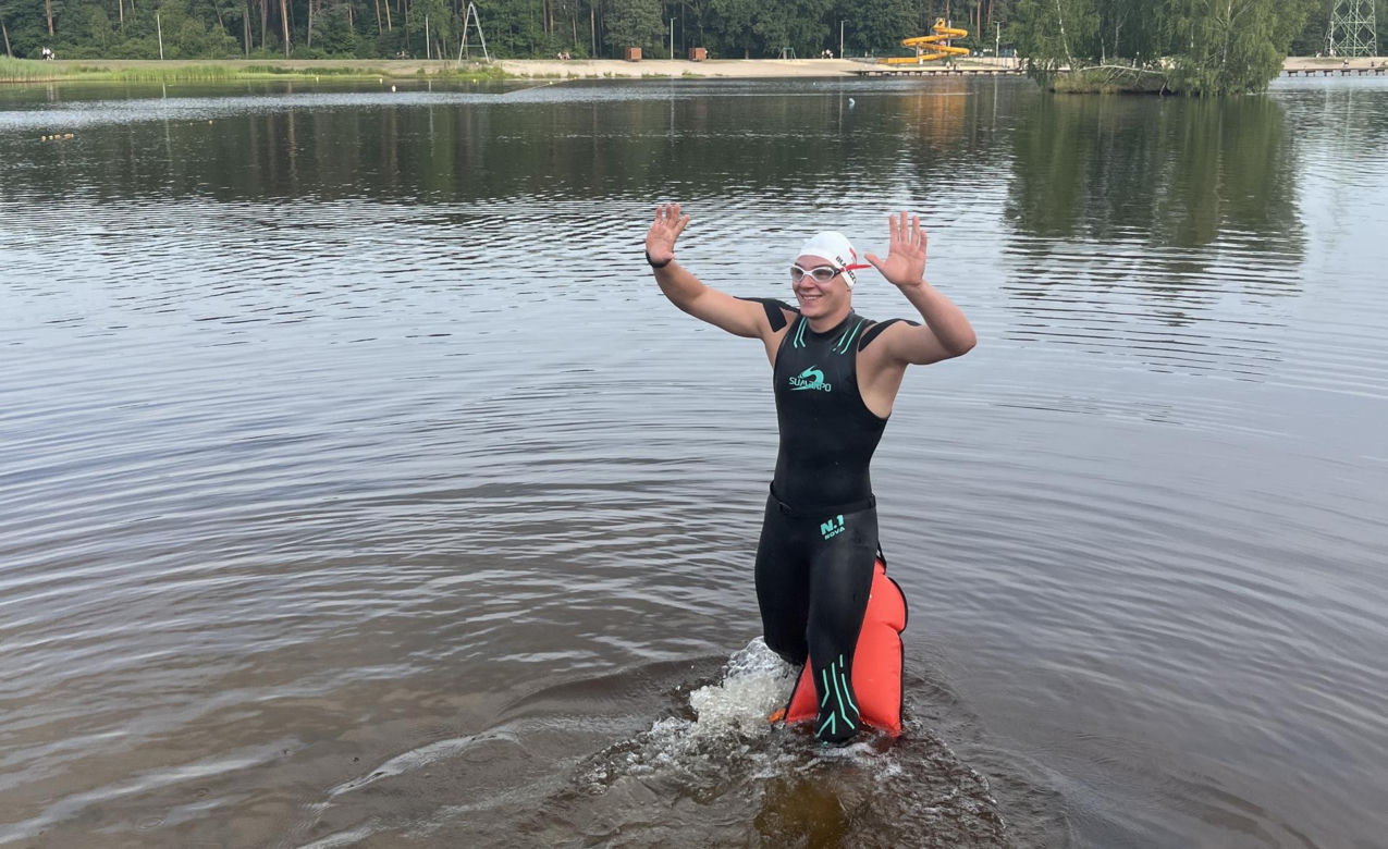 Damian płynie 100 km bez przerwy, aby pomóc Adasiowi!