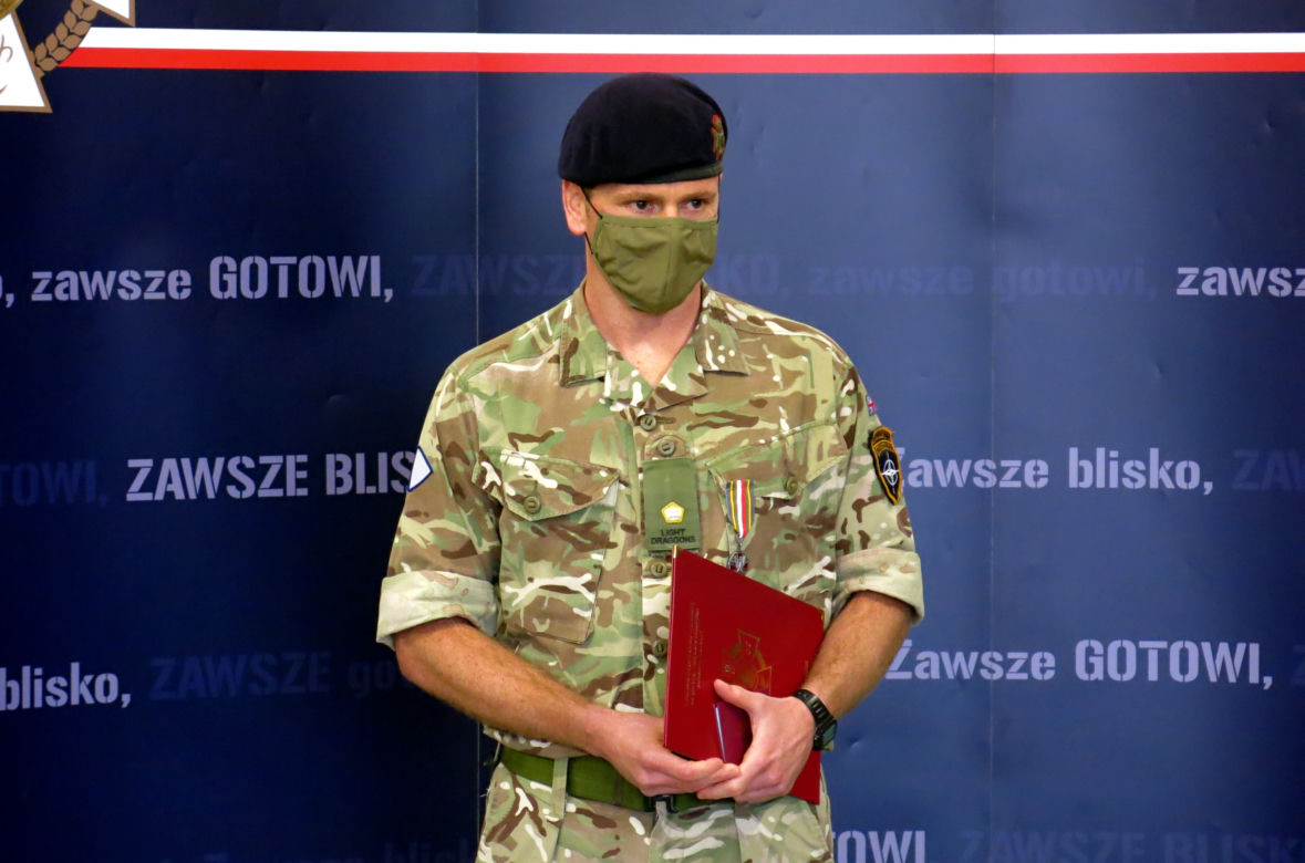 Białystok. Brytyjski oficer mjr Luke Dodington otrzymał Srebrny Medal Wojska Polskiego