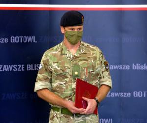 Białystok. Brytyjski oficer mjr Luke Dodington otrzymał Srebrny Medal Wojska Polskiego