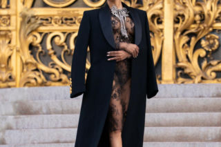 Klejnoty z Luwru znalezione na półnagiej piękności?! Jest jeden problem