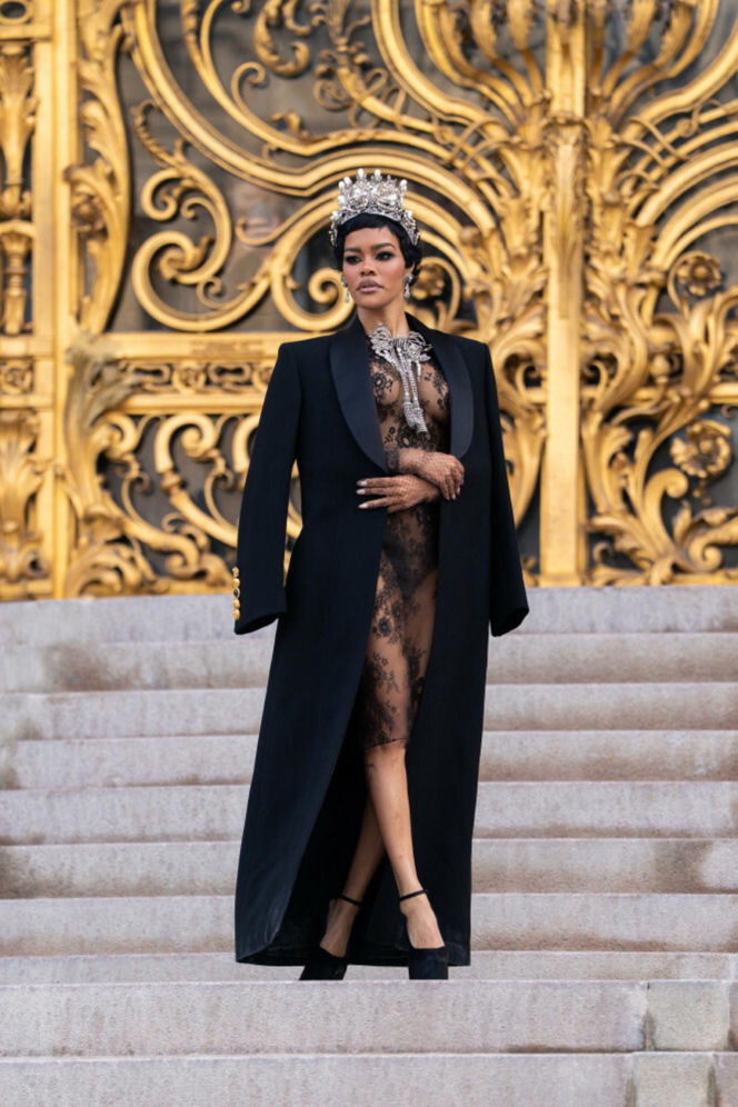 Klejnoty z Luwru znalezione na półnagiej piękności?! Jest jeden problem