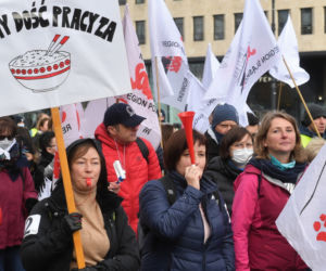 Pod KPRM protestują pracownicy budżetówki