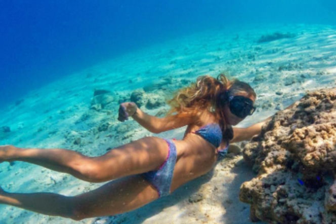 Wow! Kate Middleton w bikini seksownie wygina się pod wodą! O co tu chodzi?
