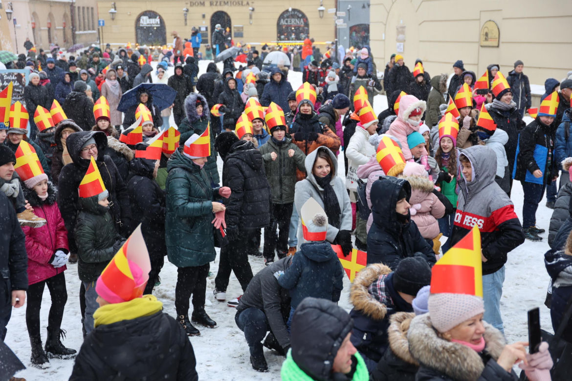 Orszak Świętego Mikołaja 2023 przeszedł przez Lublin. Było śnieżnie i radośnie! 