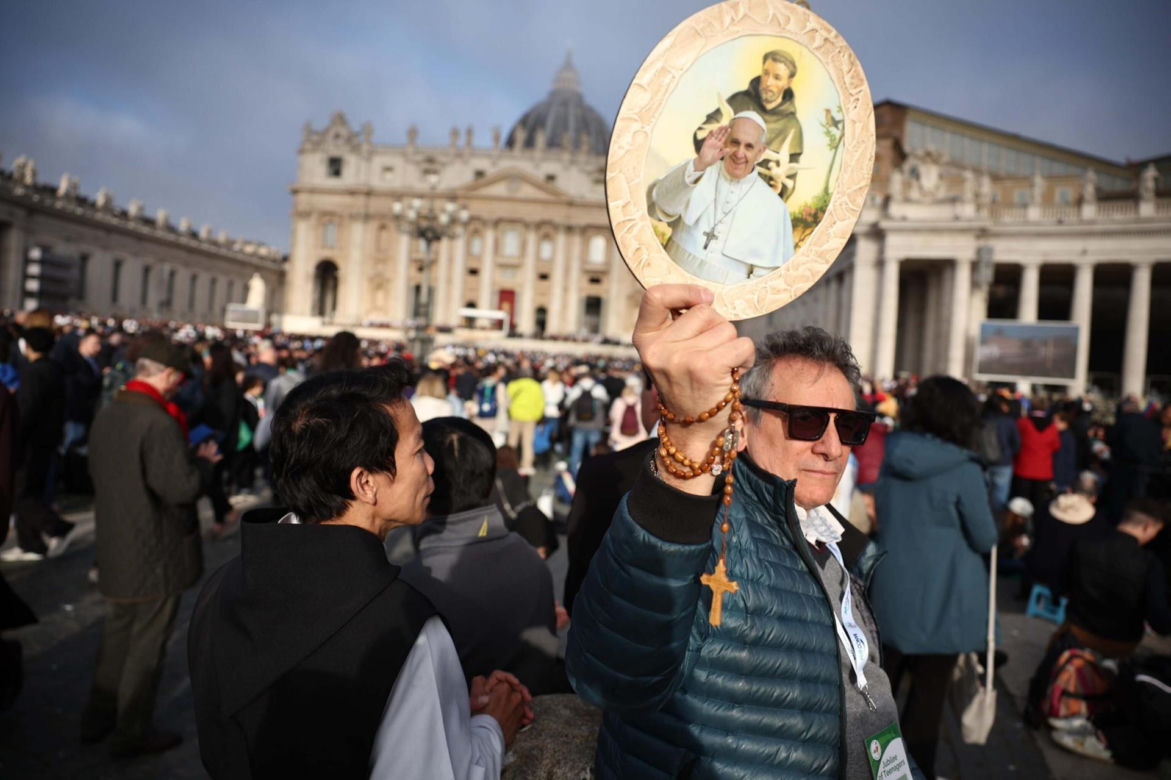 Ostatnie chwile przed pogrzebem Franciszka. Tłumy wiernych na pl. św. Piotra