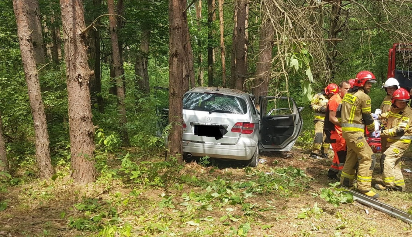 Koszmarny wypadek w Ciepielowie. Auto gruchnęło w drzewo. Cztery osoby ranne