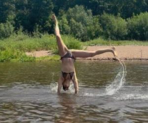 Tak Joanna Jabłczyńska odpoczywa na wakacjach. Bikini, kapelusz i zero makijażu