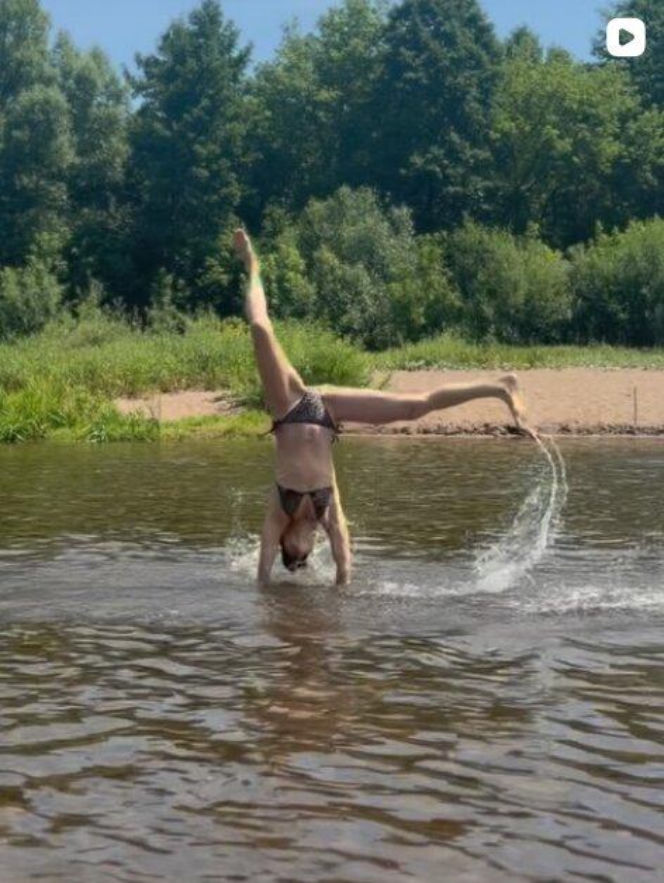 Tak Joanna Jabłczyńska odpoczywa na wakacjach. Bikini, kapelusz i zero makijażu
