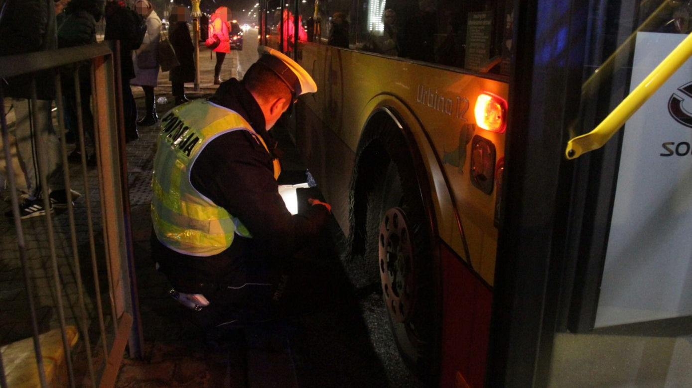 Koszmarny wypadek na Grochowie. Emeryt wpadł pod autobus