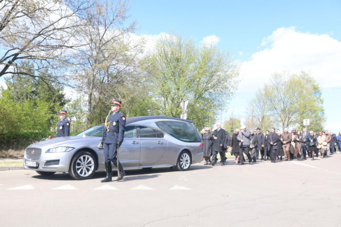 Polacy żegnają Łukasza Litewkę. Kondukt żałobny