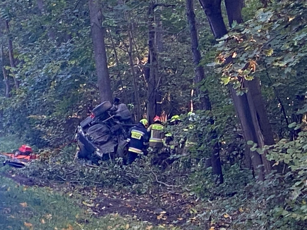 Horror  pod Siedlcami. 21-latek w bmw roztrzaskał się o drzewo. Auto owinęło się wokół pnia!