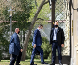 Premier Mateusz Morawiecki w maseczce ochronnej pod Kancelarią Premiera