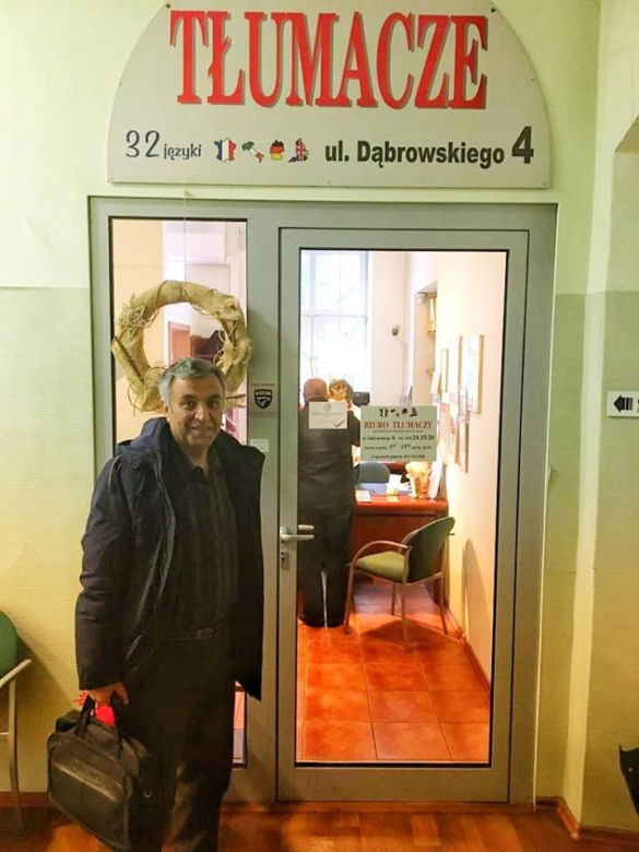 Nowa ciężarówka dla irańskiego kierowcy musi zostać zarejestrowana. Fardin wraca do domu, dostanie też pieniądze na silnik i... firanki 