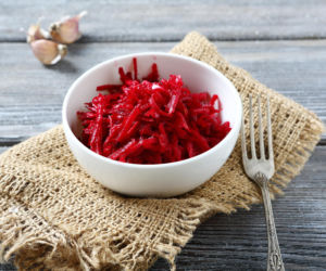 Najlepsza surówka z gotowanych buraków – pasuje do każdego obiadu i zawsze smakuje