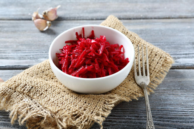 Najlepsza surówka z gotowanych buraków – pasuje do każdego obiadu i zawsze smakuje