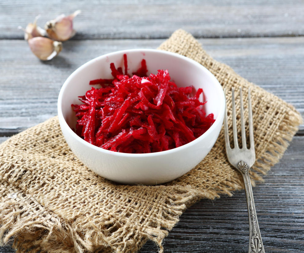 Najlepsza surówka z gotowanych buraków – pasuje do każdego obiadu i zawsze smakuje