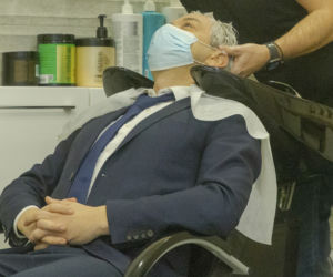Robert Biedroń u fryzjera
