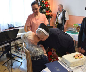 Jest starsza niż polska niepodległość! Na 102. urodziny pani Aniela zatańczyła z wójtem 