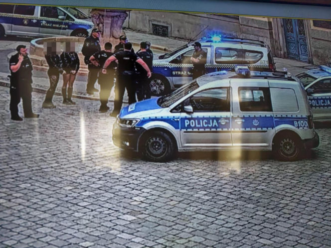 24-latka ukradła szpadę z zabytkowej fontanny. Została zatrzymana