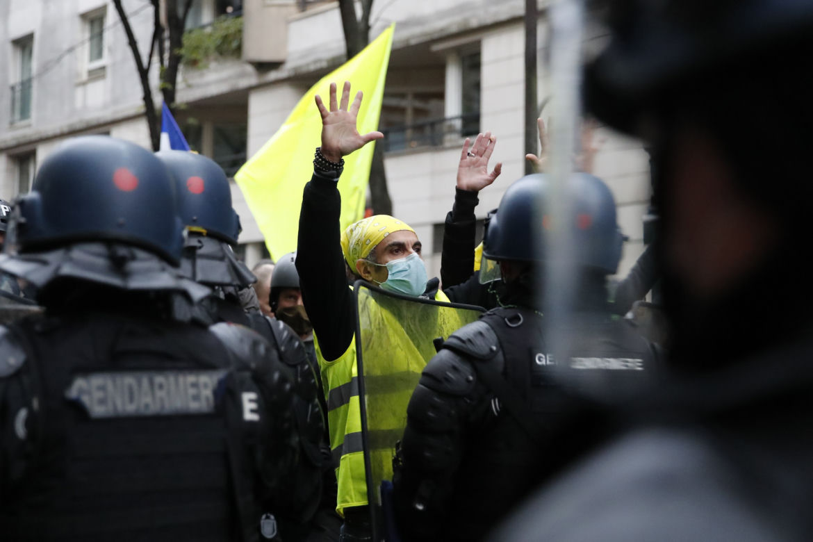 Francja płonie! Wielki atak na policję, dziesiątki rannych