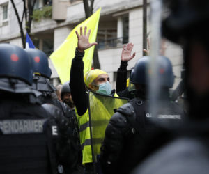 Francja płonie! Wielki atak na policję, dziesiątki rannych