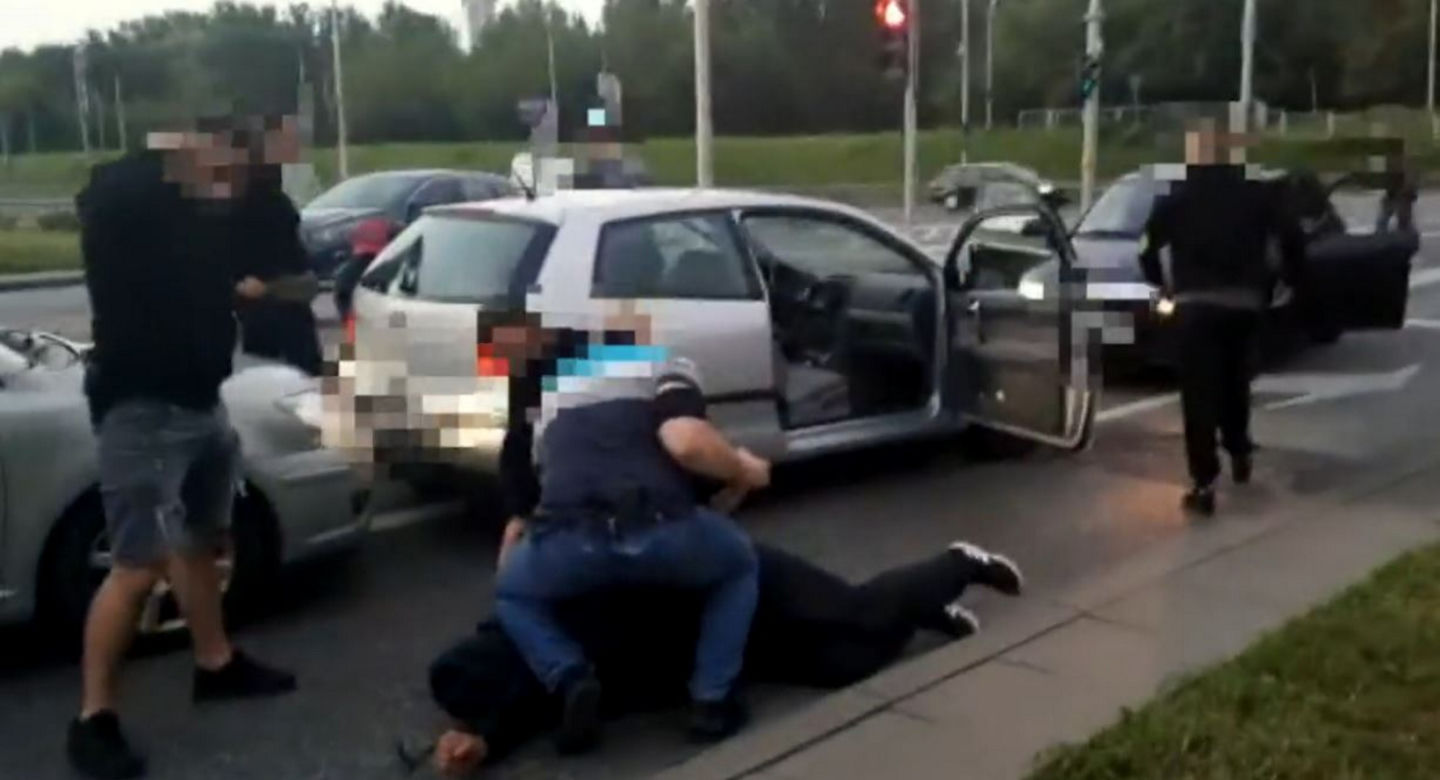 Policjanci grupy działającej w ramach wydziału dw. z przestępczością samochodową  zatrzymali dwóch obywateli Gruzji do kradzieży auta