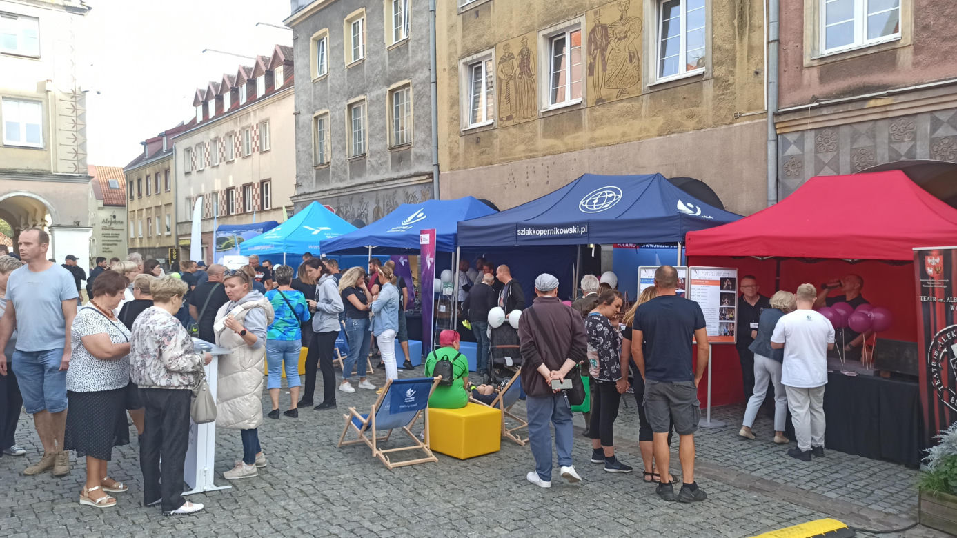 Tłumy na Starym Mieście w Olsztynie. Mieszkańcy świętowali 25-lecie samorządu Warmii i Mazur [ZDJĘCIA]