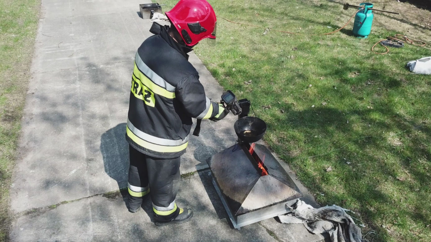 Ćwiczenia z trenażerem pożarowym w Toruniu! Zdjęcia robią wrażenie
