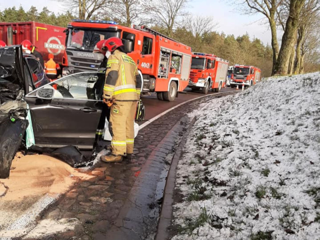 Szczybały Giżyckie. Zderzenie osobowki z tirem. 39-latek zginął na miejscu