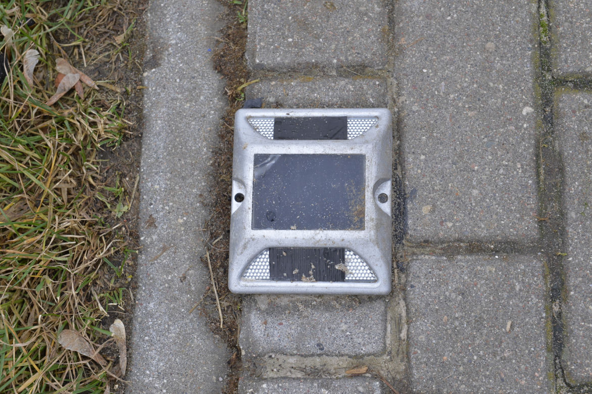 Ścieżka na Białołęce mruga jak pas startowy. Kontrowersyjna instalacja drażni mieszkańców 