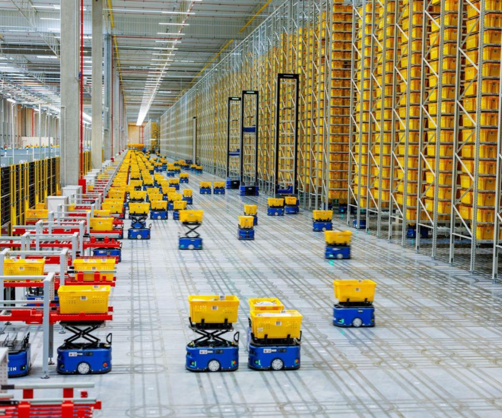Wnętrze centrum logistycznego SHEIN z robotami transportującymi żółte pojemniki. O rekrutacji w firmie czytaj na Eska.
