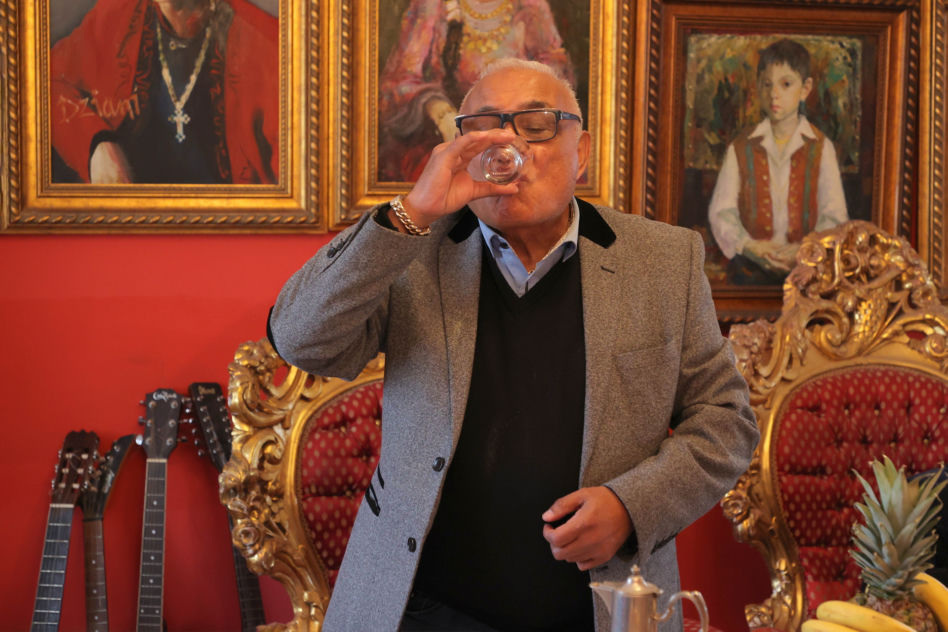 Don Vasyl ma problemy z alkoholem 