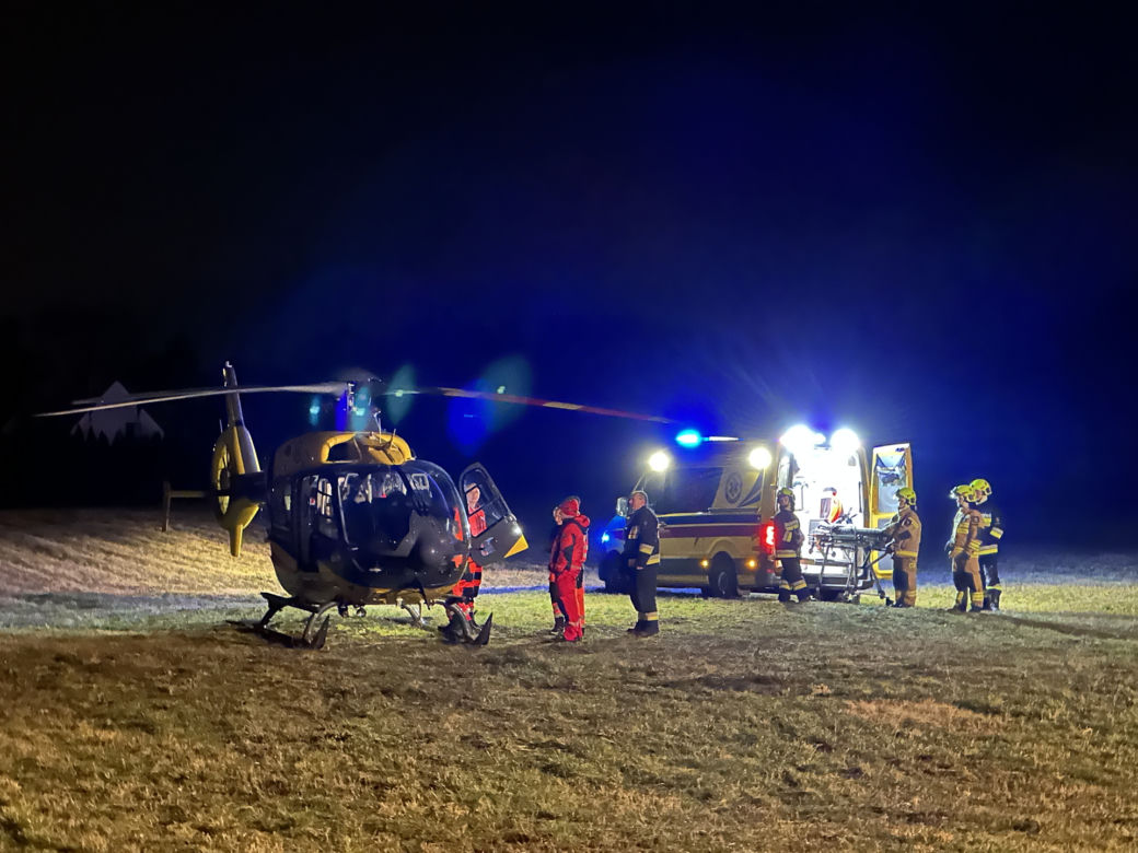 Gigantyczny pożar domku jednorodzinnego w Legionowie. 55-letni Tadeusz trafił do szpitala z poparzeniami całego ciała