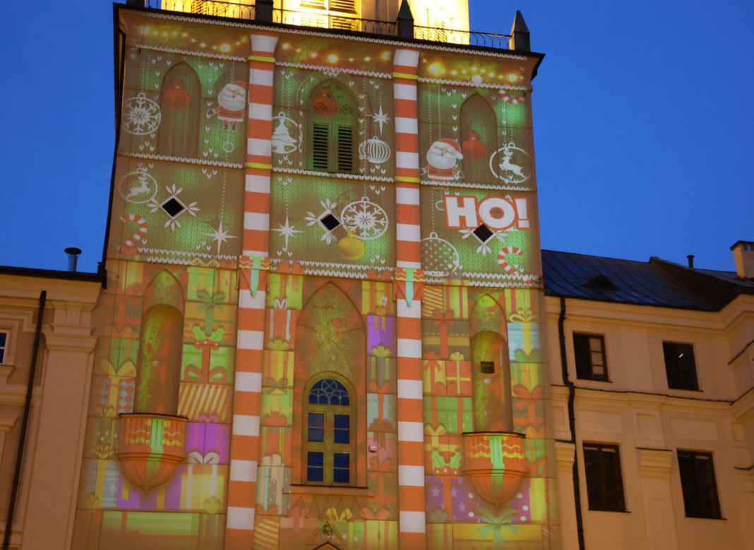 Wieża Trynitarska w Lublinie w świątecznej odsłonie. Na jej elewacji można podziwiać wyjątkową iluminację