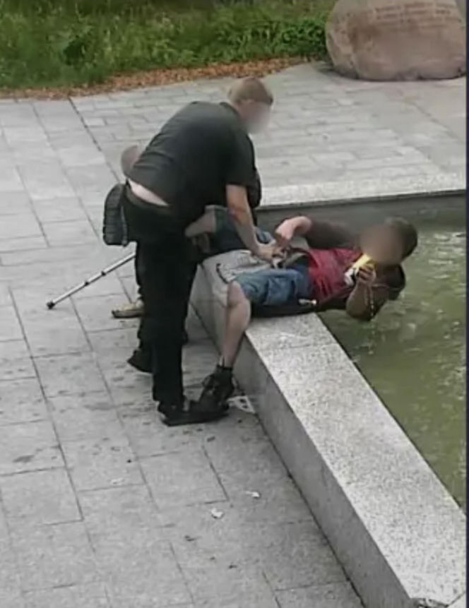 Przysiadł na brzegu fontanny. Nagle podbiegli dwaj mężczyźni i zaczęli go topić! Horror w Łodzi