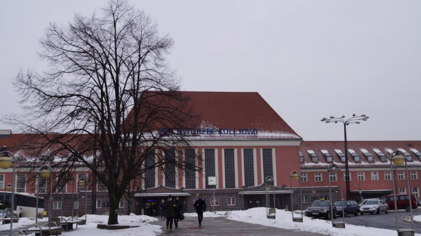 Gliwice: Miasto wycina drzewa przed dworcem PKP. Mieszkańcy protestują [ZDJĘCIA]