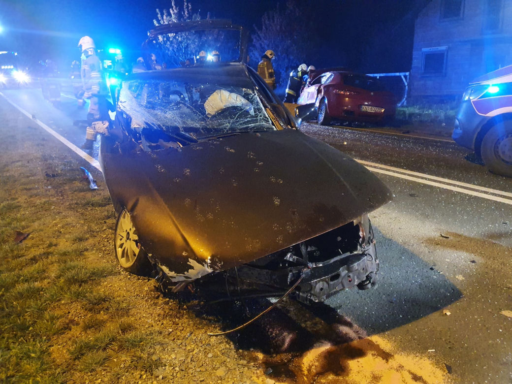 Trzy osoby ranne po czołowym zderzeniu osobówek. 21-latek stracił panowanie nad seatem
