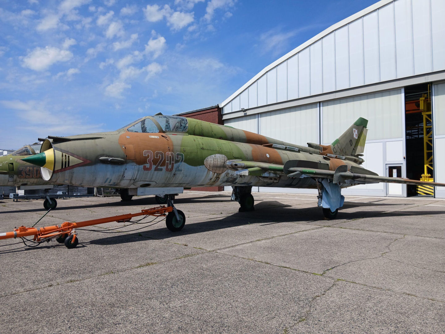 Wojskowe Zakłady Lotnicze sprzedają Su-22. Samolot szturmowy można kupić za cenę nowego auta