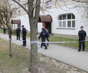 Przerażająca relacja sąsiadów, W mieszkaniu w Wołominie znaleziono ciała dwóch osób, ranny 19-latek w szpitalu