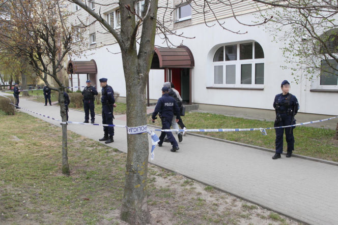 Przerażająca relacja sąsiadów, W mieszkaniu w Wołominie znaleziono ciała dwóch osób, ranny 19-latek w szpitalu