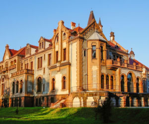 To największe miasto Zagłębia Dąbrowskiego. Czaruje pięknymi pałacami, ale też dworem i zamkiem!